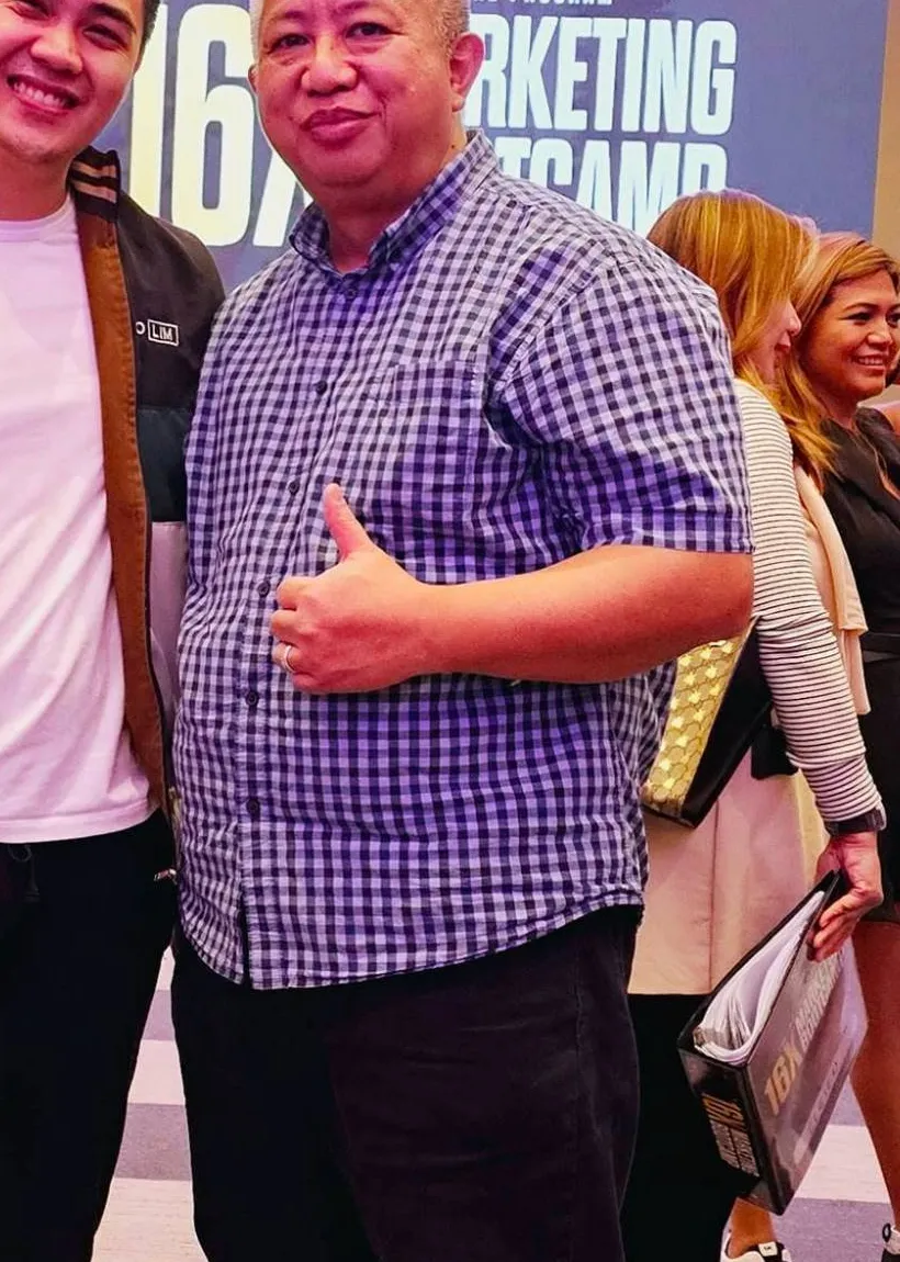 Greg giving a thumbs up at the 16X Marketing Bootcamp
